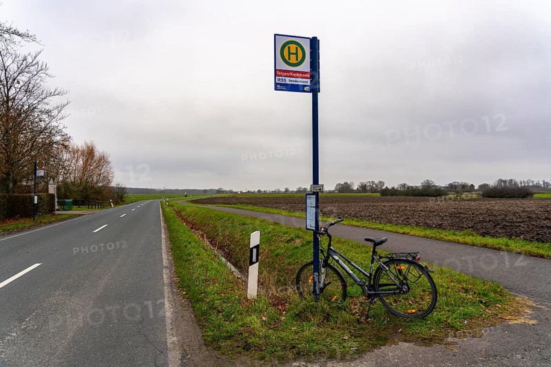 Bus stop Telges/Kerkmann, in the countryside, near Sendenhorst, line R55, RVM Regionalverkehr Münsterland, from Ahlen to Sendenhorst, parked bicycle, the bus runs every hour on weekdays, at weekends only on request by Taxi Bus, Münsterland