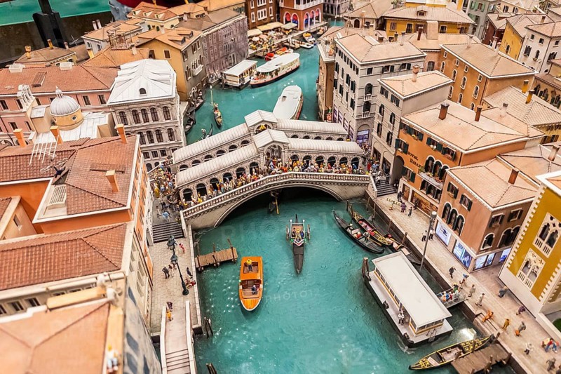 The Rialto Bridge in Venice as a representation with miniature figures