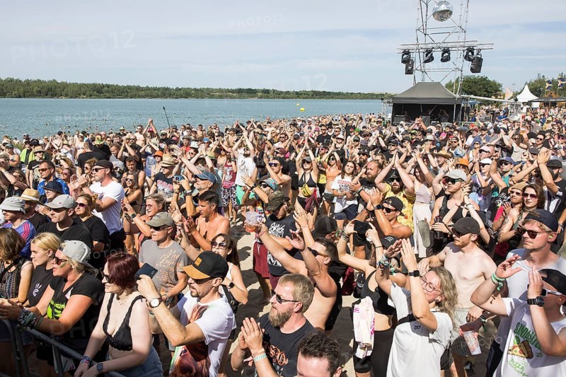 Festival visitors at the Beach Stage at the Highfield Festival on Saturday, Störmthaler See, 17/08/2024