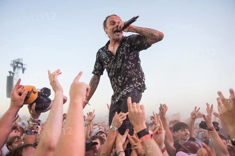 Ingo Knollmann, singer of the Donots at the Crodwsurfing at the Highfield Festival on Friday, Störmthaler See, 16.08.2024