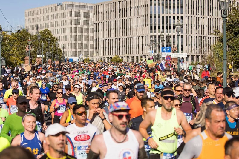 Runners cross the Moltke Bridge at the 50th BMW Berlin Marathon 2024 on 29/09/2024