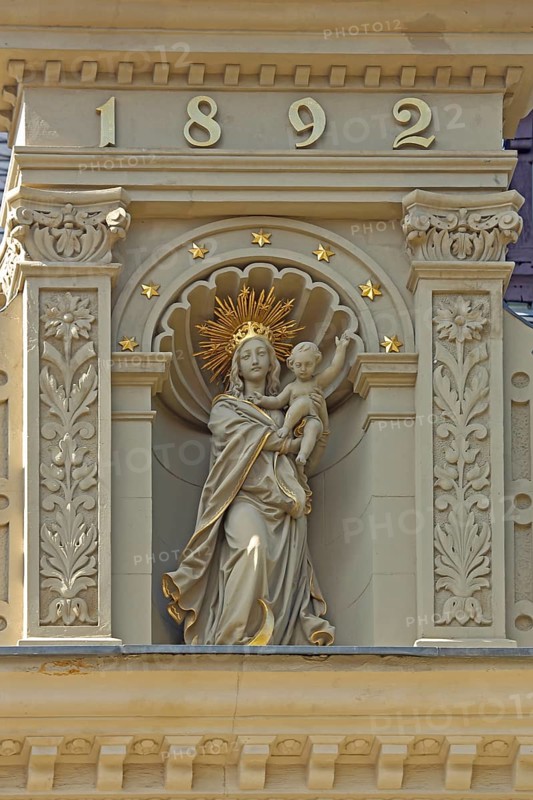 Madonna figure with the year 1892 on the Gildehaus, floral decorations, sculpture, baby Jesus, niche, columns, detail, fish market, Erfurt, Thuringia, Germany, Europe