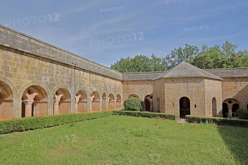 Well house with cloister and courtyard of the Romanesque abbey of Le Thoronet, monastery complex, Cistercian abbey, Var, Provence, France, Europe