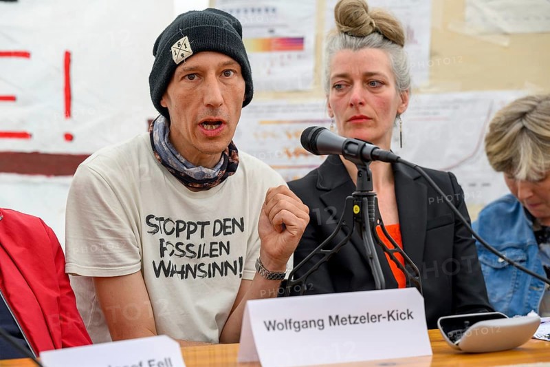 Wolfgang Metzeler-Kick at the press conference of Hungern, bis Ihr ehrlich seid . To his right Lena Schiller (moderator), hunger strike camp, Invalidenpark, Berlin, 23 May 2024