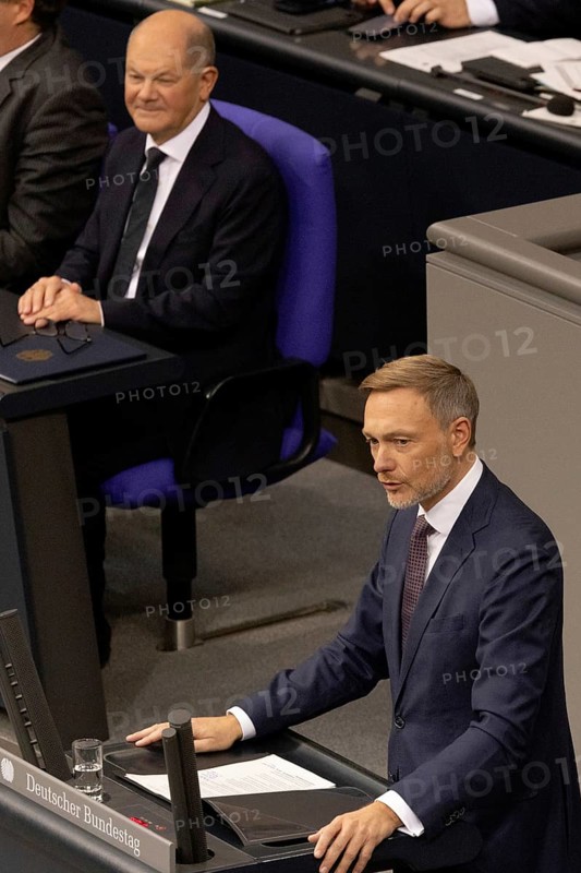 Olaf Scholz (Chancellor of the Federal Republic of Germany, SPD) and Christian Lindner (Federal Chairman of the FDP and former Federal Minister of Finance) during the government statement on the current situation in the Bundestag on 13 November 2024