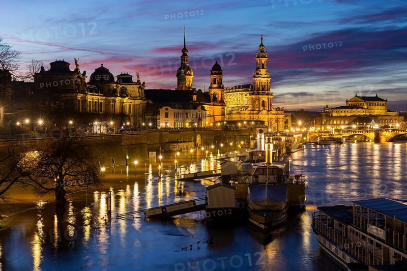 Due to the heavy precipitation in the form of snow and rain, alert level 3 has been declared on the Elbe in Dresden. The maximum level is expected to be 6.37 metres on 29.12.2023. The Terrassenufer was closed due to flooding and the first flood protection barriers were installed, Dresden, Saxony, Germany, Europe