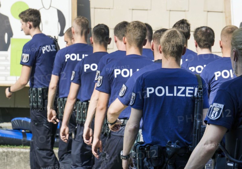 Police officers in their first year of training run to an exercise at the Berlin State Police School, 11/09/2016