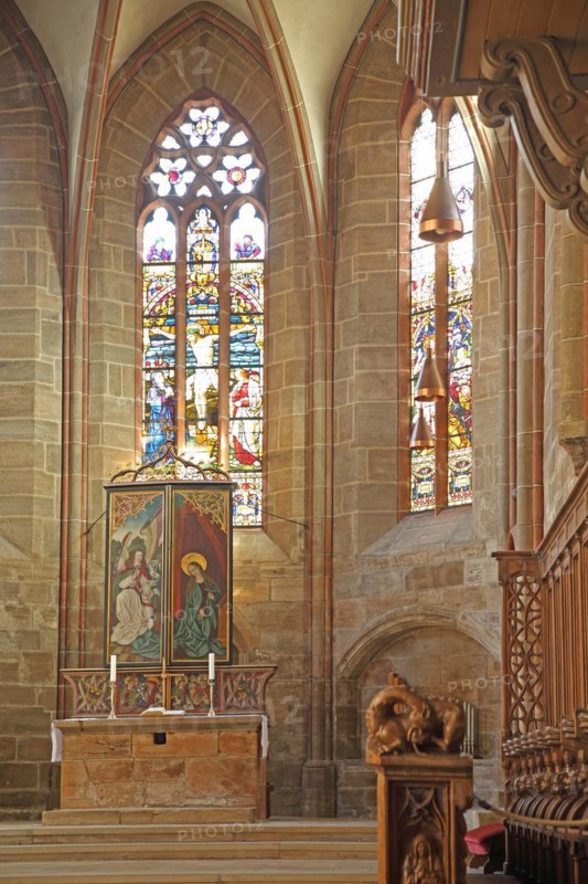 Altar with painting and stained glass window with crucifix Stained glass, arts and crafts, painting, choir stalls, collegiate church, Feuchtwangen, Middle Franconia, Franconia, Bavaria, Germany, Europe