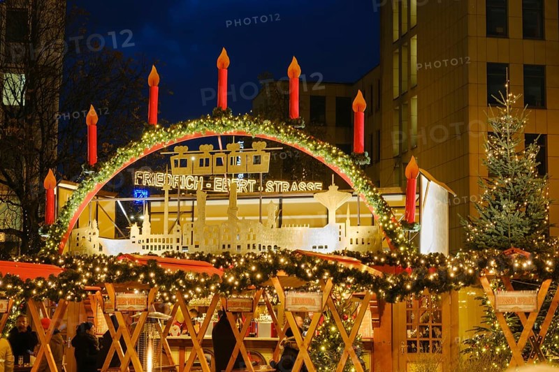 Large candle arch with suspension railway, Christmas market on Friedrich-Ebert-Strasse, night shot, Elberfeld, Wuppertal, North Rhine-Westphalia, Germany, Europe