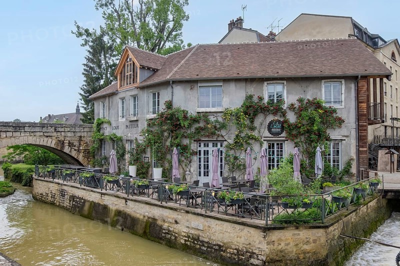 Restaurant Le Local on the Canal des tanneurs, tanners' canal, tanners' quarter, historic centre of Dole, Département Jura, Bourgogne-Franche-Comté, France, Europe