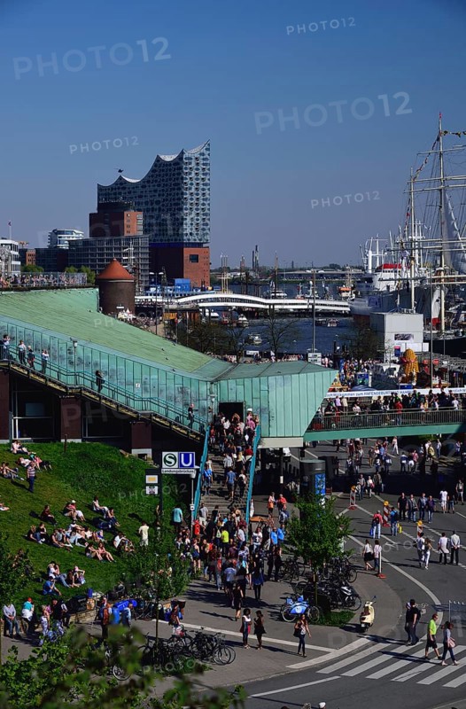 Europe, Germany, Hamburg, Elbe, Harbour Birthday, Crowds, View to the Elbe Philharmonic Hall and Stintfang, Hamburg, Hamburg, Federal Republic of Germany, Europe