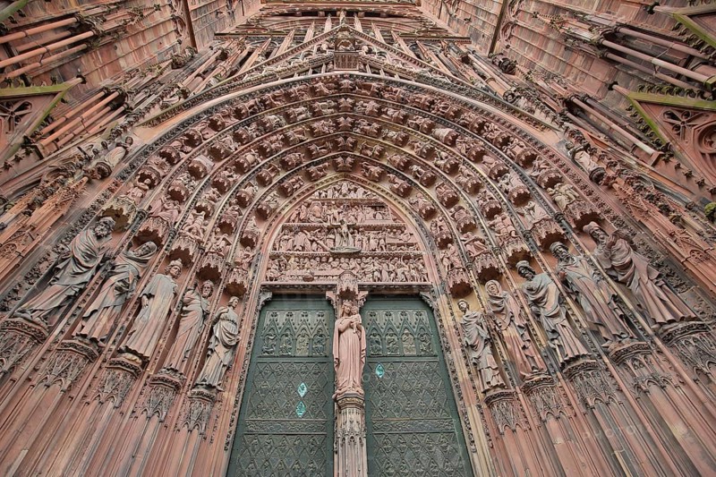 West façade main portal with tympanum and decorations, figures, view upwards, detail, church door, gothic cathedral, Notre-Dame, Cathédrale, Liebfrauenmünster, Strasbourg, UNESCO, Grande Île, Strasbourg, Bas-Rhin, Alsace, France, Europe