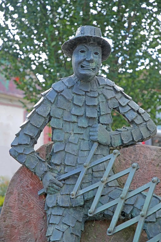Fool's fountain by Walter Haaf 1971, playing card fool, carnival fountain, Swabian-Alemannic, carnival, fool with carnival mask and scissors sculpture, bronze, carnival, Zell am Harmersbach, Ortenau, Southern Black Forest, Black Forest, Baden-Württemberg, Germany, Europe
