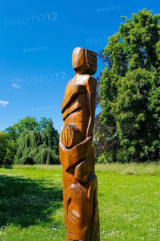 Public art, sculpture by Roswitha Zimmerle-Walentin sculptor, wooden figure, castle garden, castle park, Varbüler castle, Hemmingen castle, lawn, meadow, Hemmingen, Ludwigsburg district, Baden-Württemberg, Germany, Europe
