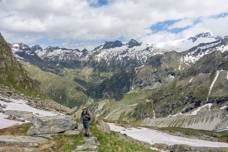 Mountaineers on a hiking trail in front of a picturesque mountain landscape, rocky mountain peaks with glacier and snow, mountain panorama with summit Schwarzenstein and Großer Mörchner, Berliner Höhenweg, Zillertal Alps, Tyrol, Austria, Europe