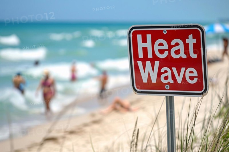 Sign with text 'Heat wave' in front of blurry sunny beach with people. KI generiert, generiert, AI generated