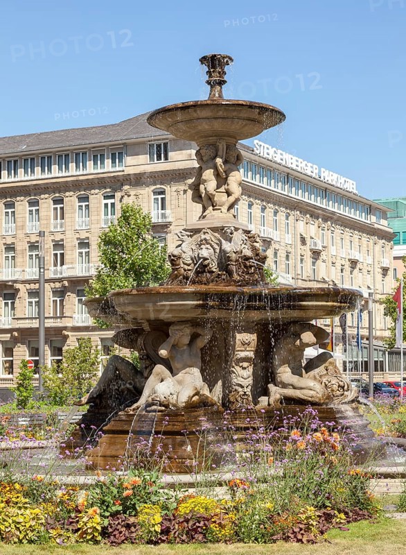 Schalenbrunnen von Leo Müsch geschaffen in 1882 auf dem Corneliusplatz vor dem Steigenberger Parkhotel, Düsseldorf, Deutschland