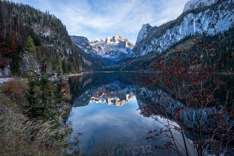 The Vordere Gosausee lake in autumn with a view of the Dachstein mountain range. The Gosaukamm on the right. Good weather, blue sky. Reflection. Vorderer Gosausee, Gosau, Gosau valley, Salzkammergut, Upper Austria, Austria, Europe