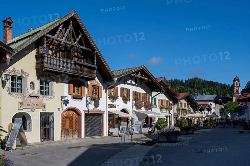 Typical Bavarian houses at Obermarkt, St Peter and Paul Catholic Church, Mittenwald, Werdenfelser Land, Upper Bavaria, Bavaria, Germany, Europe