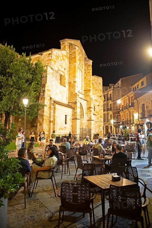 Restaurants on the Plaza Mayor at night, behind the Romanesque church Iglesia de San Juan de Puerta Nueva or San Juan Bautista, old town centre of Zamora, province of Zamora, Castile and Leon, Spain, Europe