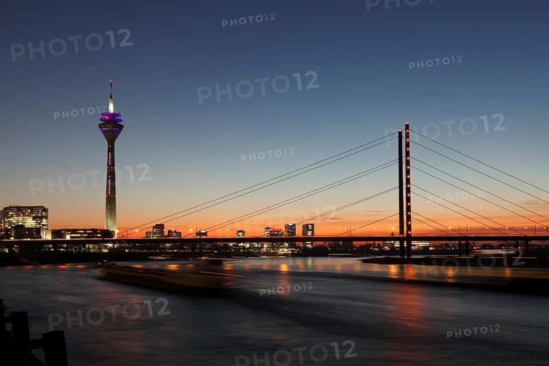 Sonnenuntergang am Rhein, Rheinkniebrücke und Rheinturm in Düsseldorf, NRW, Deutschland