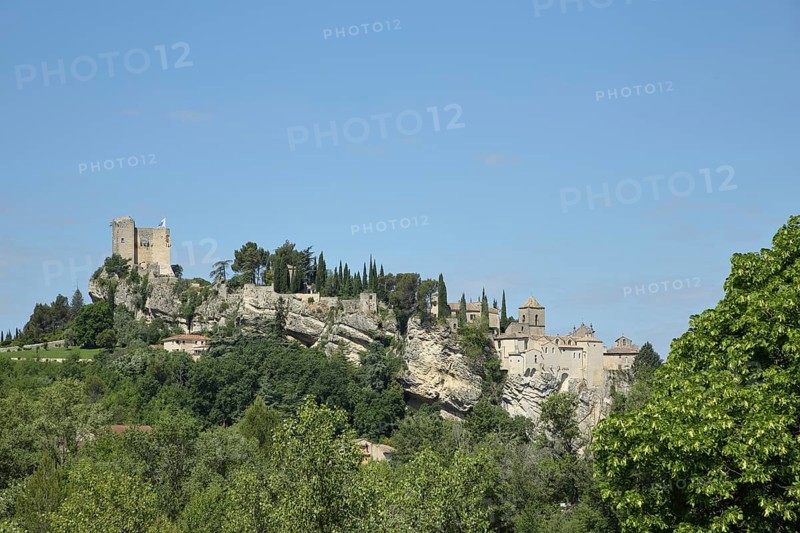 Castle and houses on mountain and rocks, cliff, mountain village, Vaison-la-Romaine, Vaucluse, Provence, France, Europe