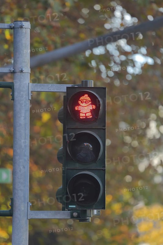 Red pedestrian traffic light with Mainzelmännchen as symbol for standing, waiting, stopping, halt, stop, signal, sign, comic figure, Ampelmännchen, red light, light, red, attention, warning sign, stop sign, stop symbol, Altstadt, Mainz, Rhine-Hesse region, Rhineland-Palatinate, Germany, Europe