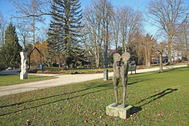 Sculpture Maskenpaar I by Karl Ulrich Nuss 2019, bronze sculpture, modern art, couple, pair, male, female, figures, male figure, female figure, close, narrow, narrow, close, together, standing, thin, flat, flat, faces, nose, heads, naked, relationship, communication, interaction, body contact, touch, touching, castle park, Essingen, Swabian Alb, Baden-Württemberg, Germany, Europe