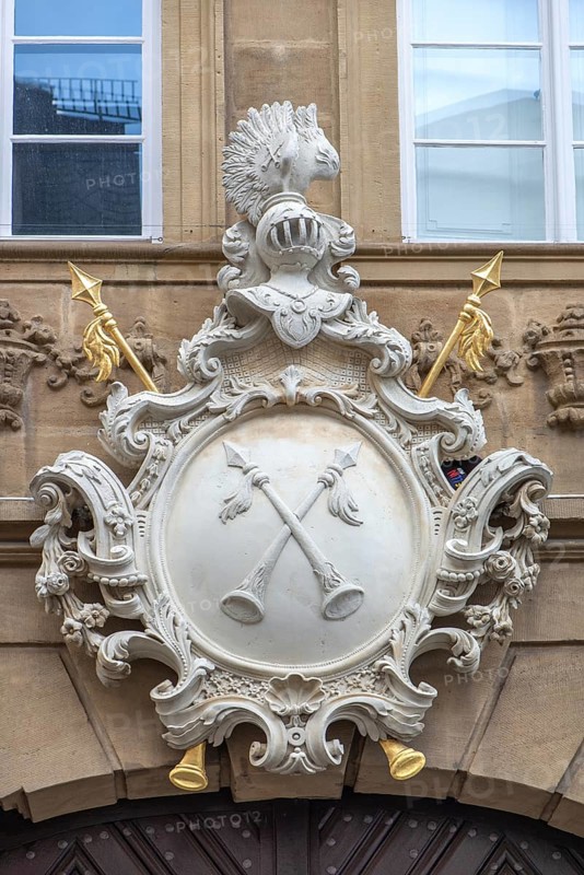 Two crossed halberds on the coat of arms of the Krackhardt merchant family above the entrance portal of a 19th century house, Bamberg, Upper Franconia, Bavaria, Germany, Europe