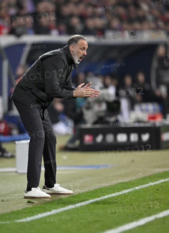 Coach Pellegrino Matarazzo TSG 1899 Hoffenheim on the sidelines, gesture, clapping his hands in encouragement, PreZero Arena, Sinsheim, Baden-Württemberg, Germany, Europe