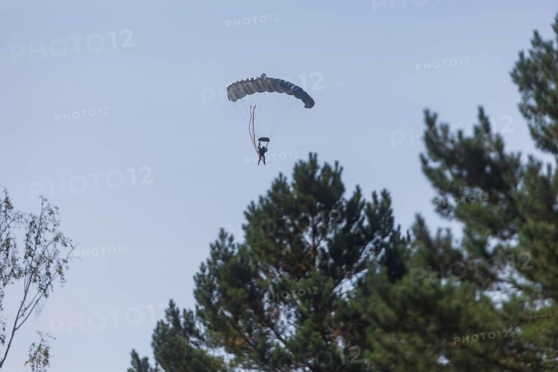 The Oberlausitz military training area opened its Tor tor to thousands of visitors for the Open Day at the Oberlausitz military training area to give them an insight behind the scenes of the Bundeswehr in Saxony. The soldiers present a variety of large and small equipment and impressively demonstrate what they are capable of. High-precision paratrooper jumps, open day at the Oberlausitz military training area, Weißkeißel, Saxony, Germany, Europe