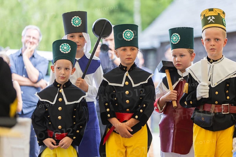 Minister President Michael Kretschmer visits Schneeberg on the occasion of the Mountain Dispute Day. Here is a performance by the children's group from Kinderhaus Neustädtel e.V., Siebenschlehner Pochwerk, Schneeberg, Saxony, Germany, Europe