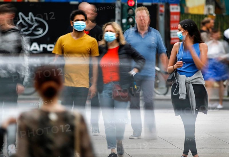 Dense crowds around Alexanderplatz. People with masks. Difficult to keep the distance rule. Don't get infected. Germany is slowly opening up again. Shops, cafés, restaurants, shopping centres are now allowed to reopen, Berlin, 22.05.2020