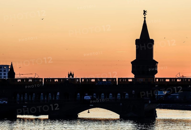 An underground train crosses the Oberbaum Bridge during sunrise, Berlin, 13.01.2025, Berlin, Berlin, Germany, Europe