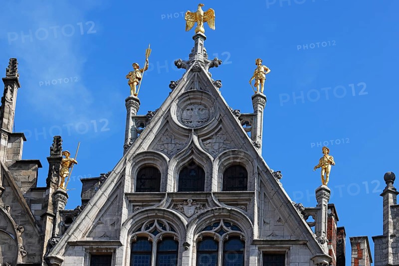 Historic guild house with golden figures on the gable, Grote Markt, historic city centre, Antwerp, Flanders, Belgium, Europe