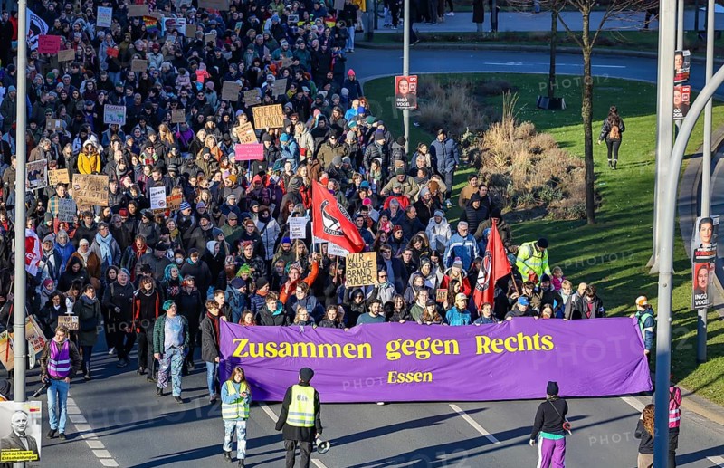 Essen, North Rhine-Westphalia, Germany - Demonstration against the right in Essen's green centre, several thousand people demonstrate against the AfD and the Merz-CDU's course on asylum policy, against the shift to the right in politics, against right-wing extremism, against the strengthening of the AfD and the course of CDU leader Friedrich Merz, the adoption of a CDU motion for a stricter migration policy with votes from the AfD led many citizens to openly articulate their opposition, #ZusammenGegenRechts, Bündnis Zusammen gegen Rechts