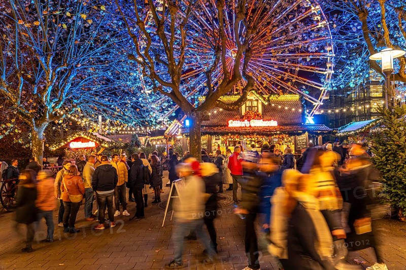 Pre-Christmas season, people, shoppers, visitors to the Christmas market in Essen city centre, Ferris wheel on Burgplatz, Kettwiger Straße, Christmas lights, Essener Lichtwochen, North Rhine-Westphalia, Germany, Europe