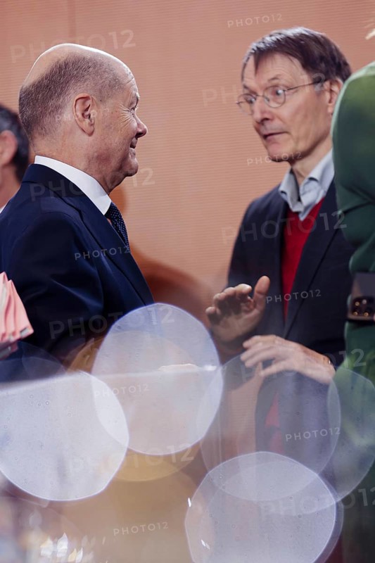 Olaf Scholz (SPD), Federal Chancellor and Karl Lauterbach (SPD), Federal Minister of Health, in the Cabinet, Cabinet meeting, Berlin, 6 November 2024