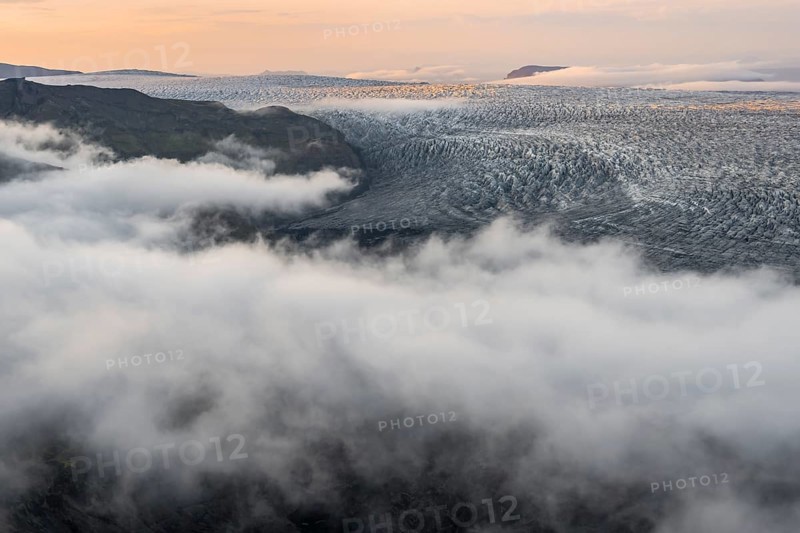 Fog, clouds moving around, glacier ice of the Kötlujökull glacier tongue at sunset, Myrdalsjökull glacier, Pakgil, Iceland, Europe