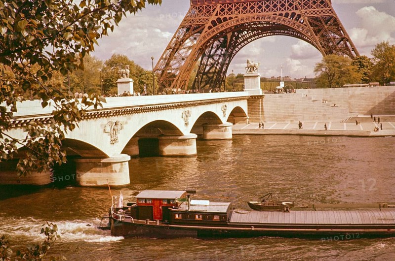 Frachtschiff auf der Seine mit dem Eiffelturm im Hintergrund, Paris, Frankreich, Anfang der 1960er Jahre