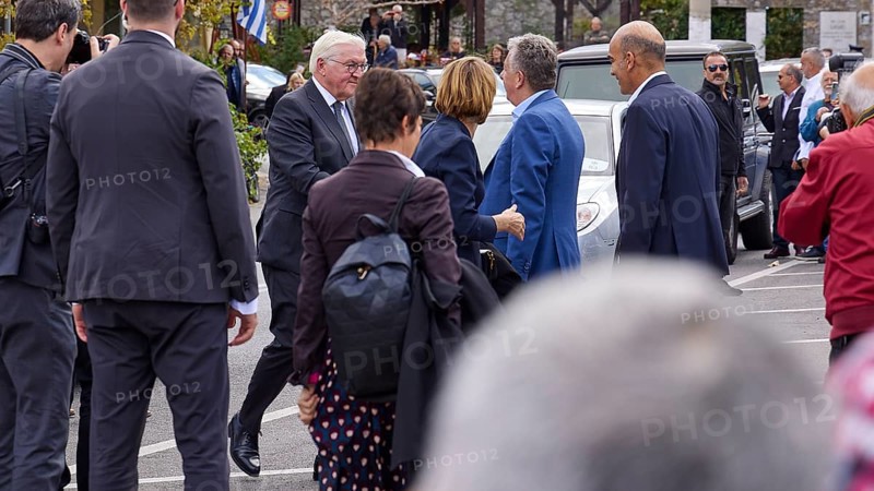 Federal President Frank-Walter Steinmeier, A group of people stand in a busy street and discuss, Visit of Federal President Frank-Walter Steinmeier to Kandanos on 31 October 2024, Federal President, Frank-Walter Steinmeier, memorial, war crimes, Nazis, Wehrmacht crimes, World War II, Kandanos, Southwest Crete, Crete, Greek Islands, Greece, Europe
