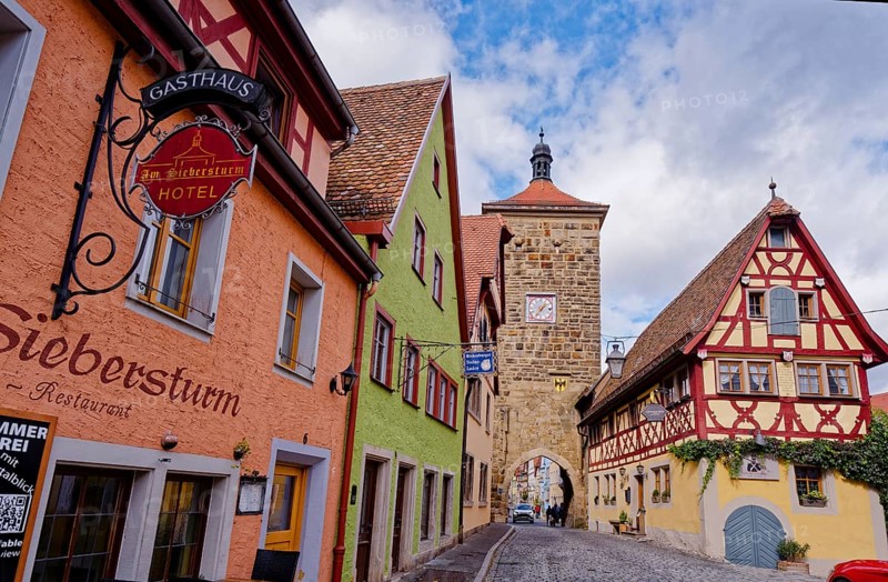 Spitalgasse and Siebersturm in the old town centre of Rothenburg ob der Tauber. Rothenburg, Bavaria, Germany, Europe