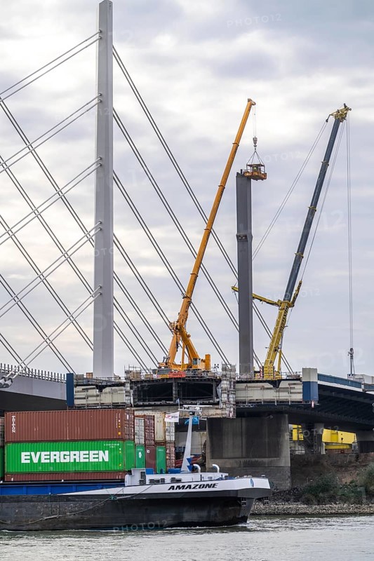 Dismantling of the old motorway bridge Neuenkamp, the A40, dismantling of the last bridge pier, next to it the first part of the new Rhine bridge, the second part is to be completed in 2026, Duisburg, North Rhine-Westphalia, Germany, Europe