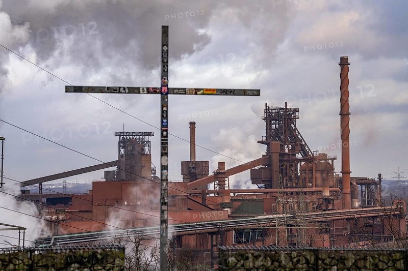 The Thyssenkrupp Steel steelworks in Duisburg-Marxloh, on the Rhine, coking plant unloading tower, blast furnaces 1 and 2, right, summit cross on Alsumer Berg, vantage point, North Rhine-Westphalia, Germany, Europe