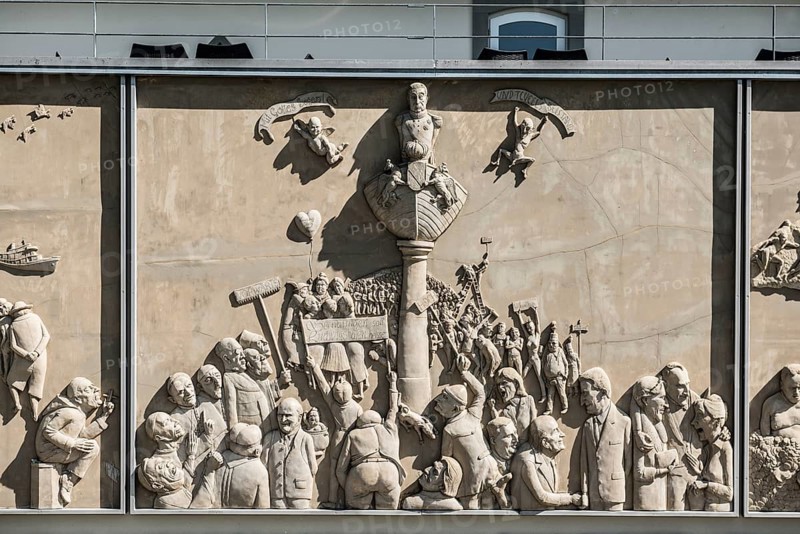 Relief Ludwigs Erbe, by Peter Lenk, lakeside promenade, Ludwigshafen, Bodman-Ludwigshafen, Constance district, Lake Constance, Baden-Württemberg, Germany, Europe