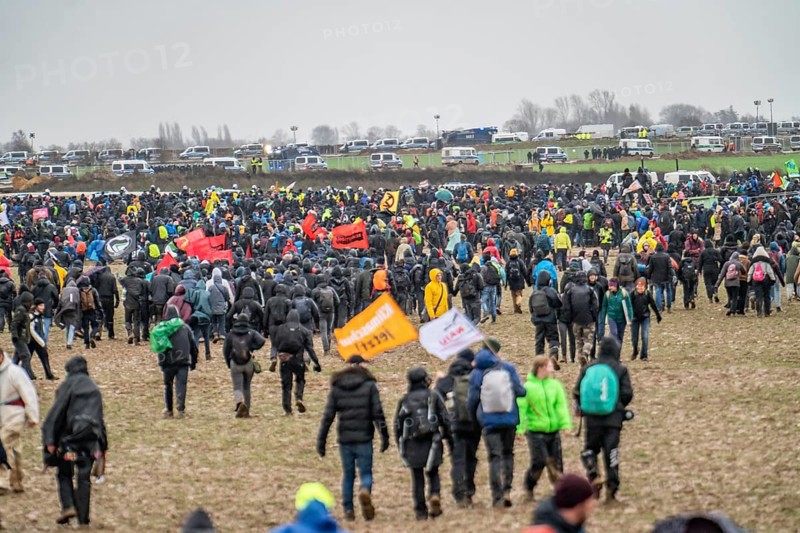 Many thousands of demonstrators march after a demonstration against the demolition of the lignite village of Lützerath, to the edge of the Garzweiler open-cast mine and on to the rest of the village, Lützerah, Erkelenz, North Rhine-Westphalia, Germany, Europe