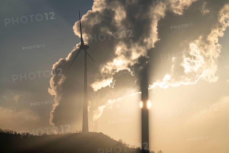 Windpark Halde Oberscholven, smoke clouds from the cooling tower and chimney of the Uniper coal-fired power plant Scholven, Gelsenkrichen, North Rhine-Westphalia, Germany, Europe