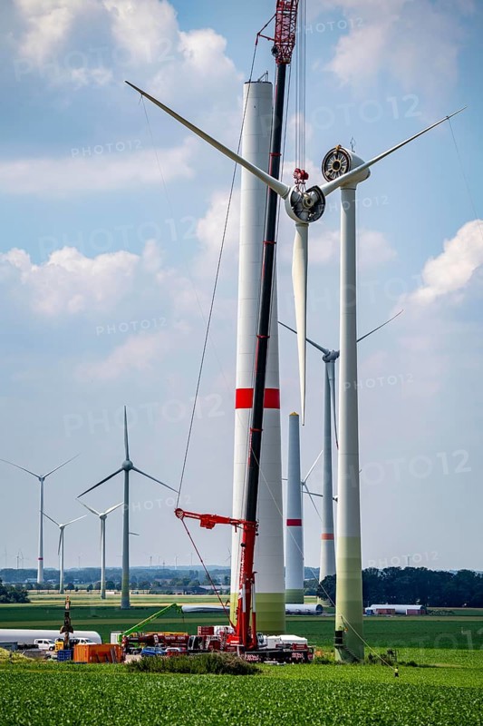 Repowering of a wind farm near Issum, 9 older wind turbines from the manufacturer Enercon (model series E-58) will be dismantled, which have been in operation for over two decades, will be replaced by a total of four Enercon E-160 turbines, under construction, with a total output of 22 megawatts, Lower Rhine, North Rhine-Westphalia, Germany, Europe