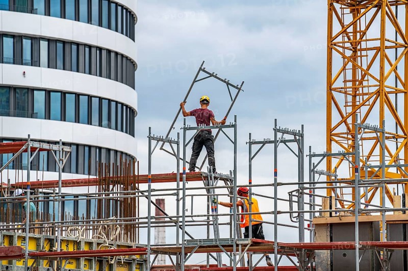 Construction site, construction of an office building, scaffolding, concrete worker, Düsseldorf, North Rhine-Westphalia, Germany, Europe