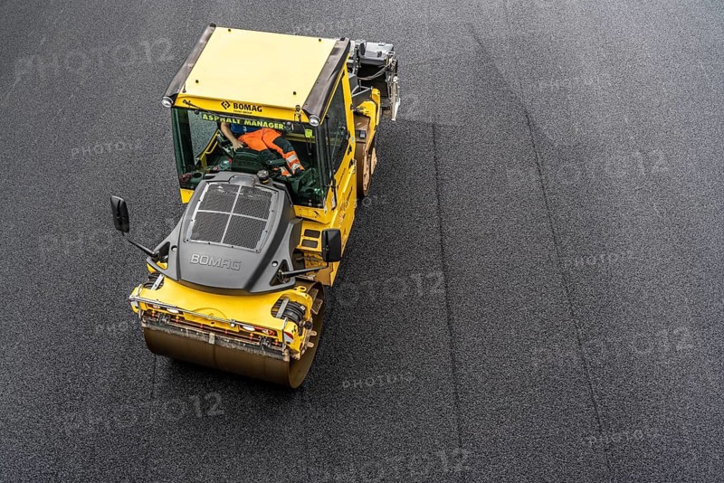 Renewal of the road surface on the A40 motorway between the Kaiserberg junction and Mülheim-Heißen, in the direction of Essen, over a length of 7.6 kilometres, with whisper asphalt, so-called open-pored asphalt, 10-day closure of the motorway, North Rhine-Westphalia, Germany, Europe